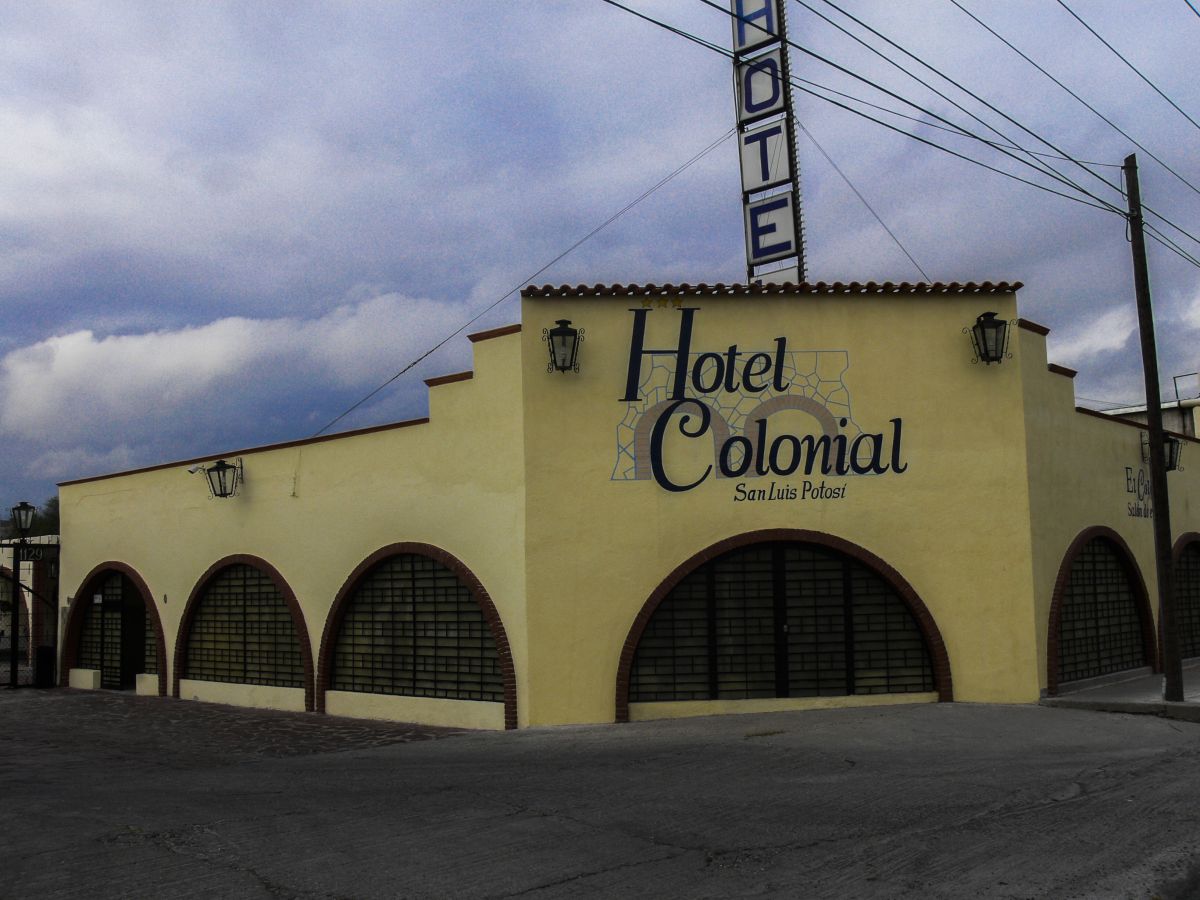 Fachada del Hotel Colonial San Luis Potosí con arcos de ladrillo y faroles