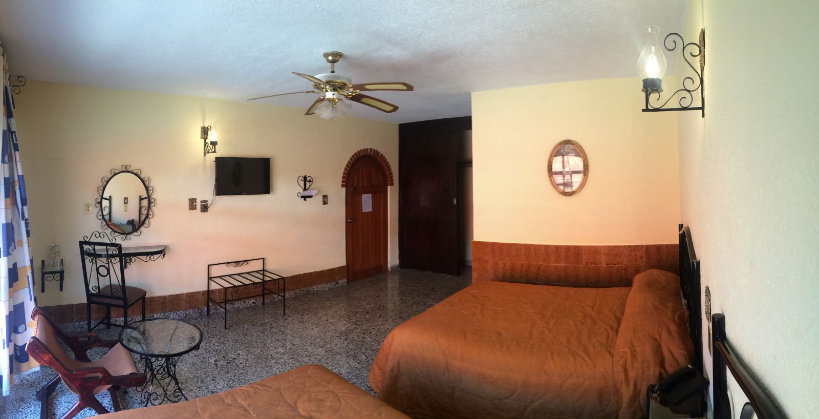 Habitación doble del Hotel Colonial con dos camas matrimoniales, pantalla y ventilador de techo