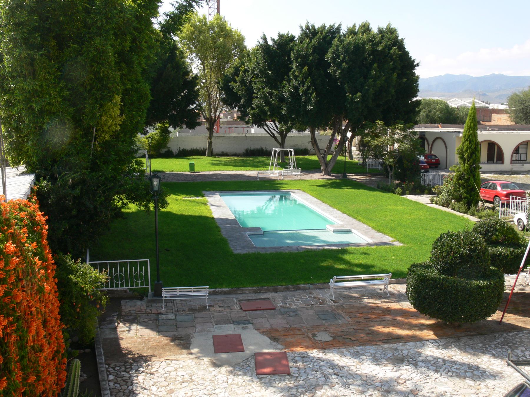 Vista aérea de la alberca y los jardines del Hotel Colonial en San Luis Potosí