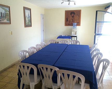 Sala de juntas del Hotel Colonial con mesa larga y sillas