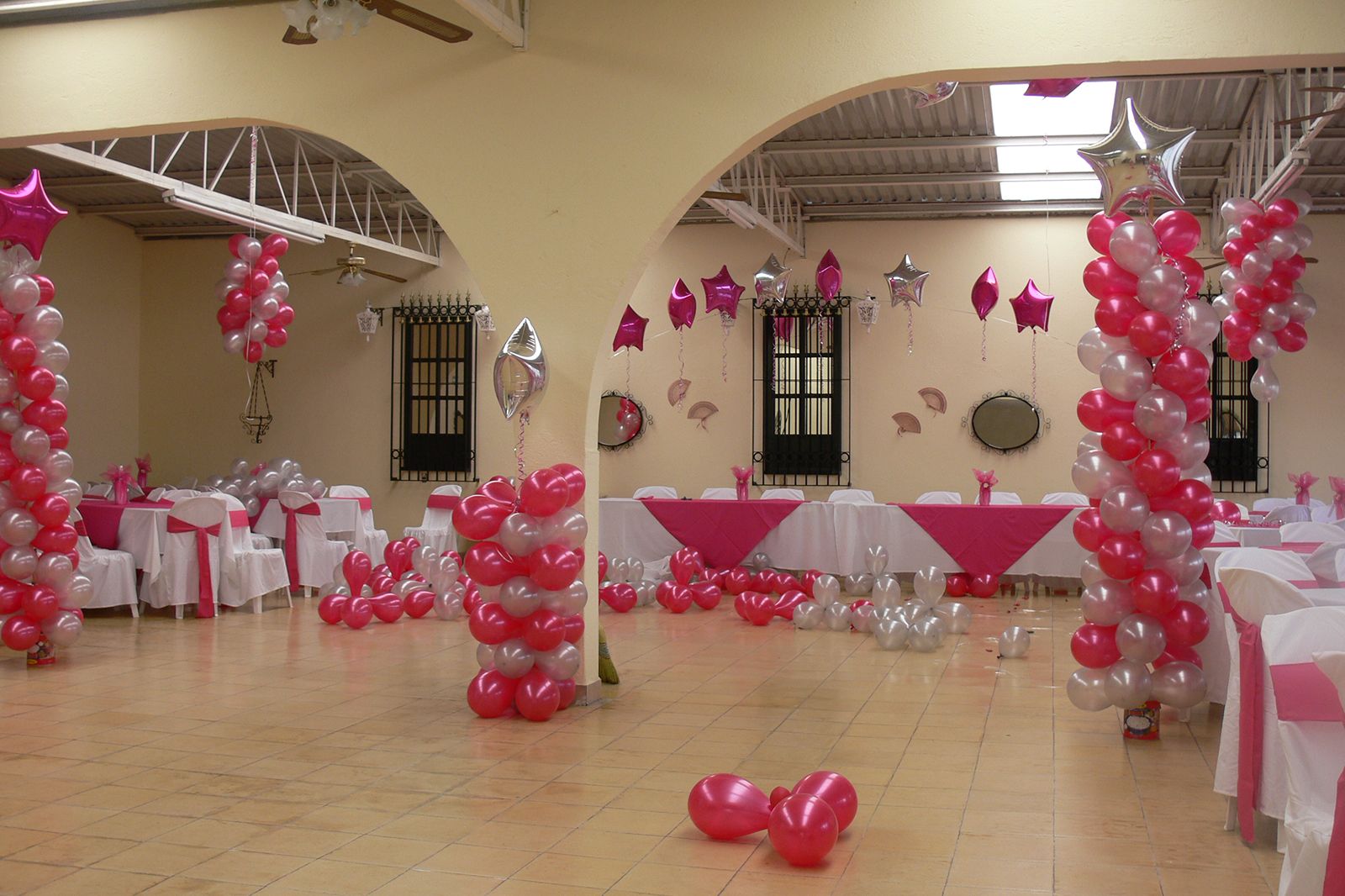 Salón de eventos del Hotel Colonial decorado para una fiesta de XV años